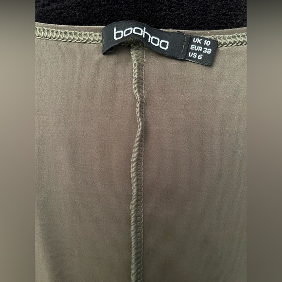 Boohoo Olive Green V-Neck Bodysuit - Picture 3 of 5